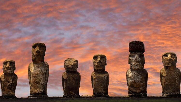 智利复活节岛 ，拉帕努伊国家公园中阿胡汤加里基的摩艾石像