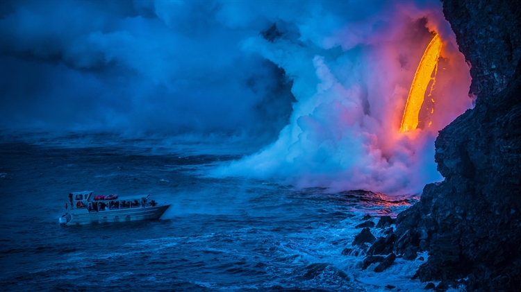 夏威夷火山国家公园 ，一艘游船经过时熔岩流撞击水面产生爆炸