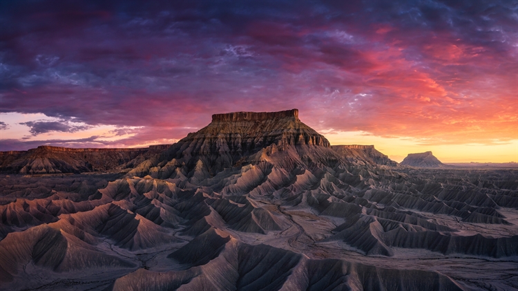 圆顶礁国家公园的砂岩山丘，犹他州，美国 