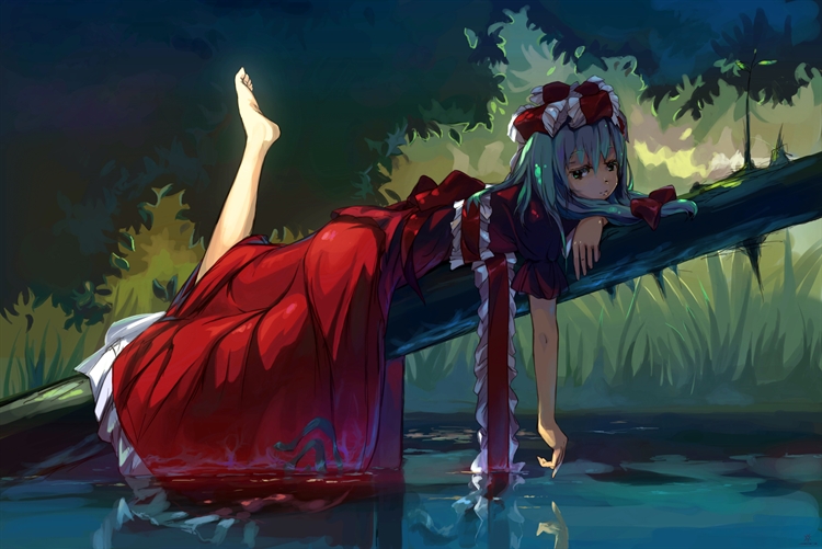 森林河边大树上红色裙子的动漫女孩悠闲的趴着嬉戏河水的4K动漫壁纸
