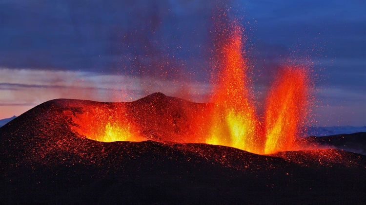 冰岛 ，爆发中的艾雅法拉火山