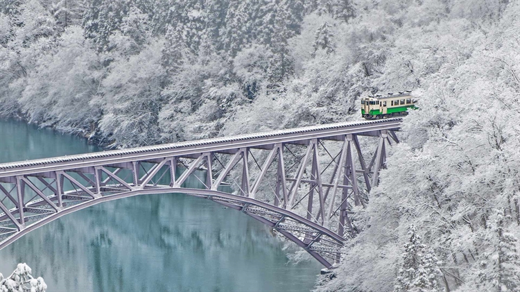 日本 ，【今日大寒】一列穿越三岛村附近只见川的火车