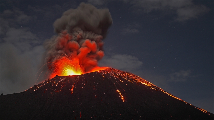 印度尼西亚 ，苏门答腊海岸正在喷发的喀拉喀托火山