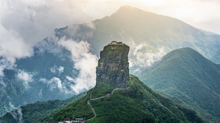 中国西南 ，武陵山脉的最高峰梵净山