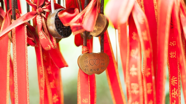 【今日七夕】Love locker on a red stripe hanging in a temple in...