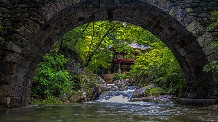 仙岩寺中的升仙桥，韩国曹溪山道立公园 