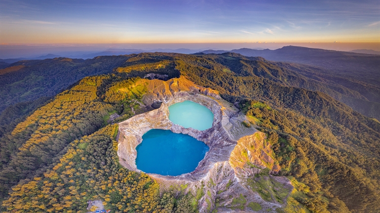 克里穆图的火山口湖，弗洛勒斯岛，印度尼西亚 